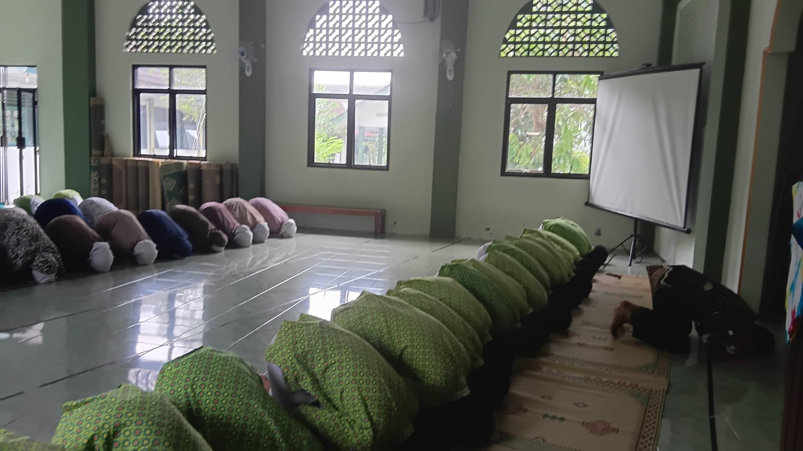 Siswa MTsN 6 Kulon Progo Akhiri TKAD dengan Sujud Syukur 